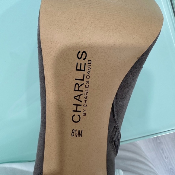 NEW CHARLES Grey Ankle Boots Size 8.5 NWOT - Picture 4 of 4